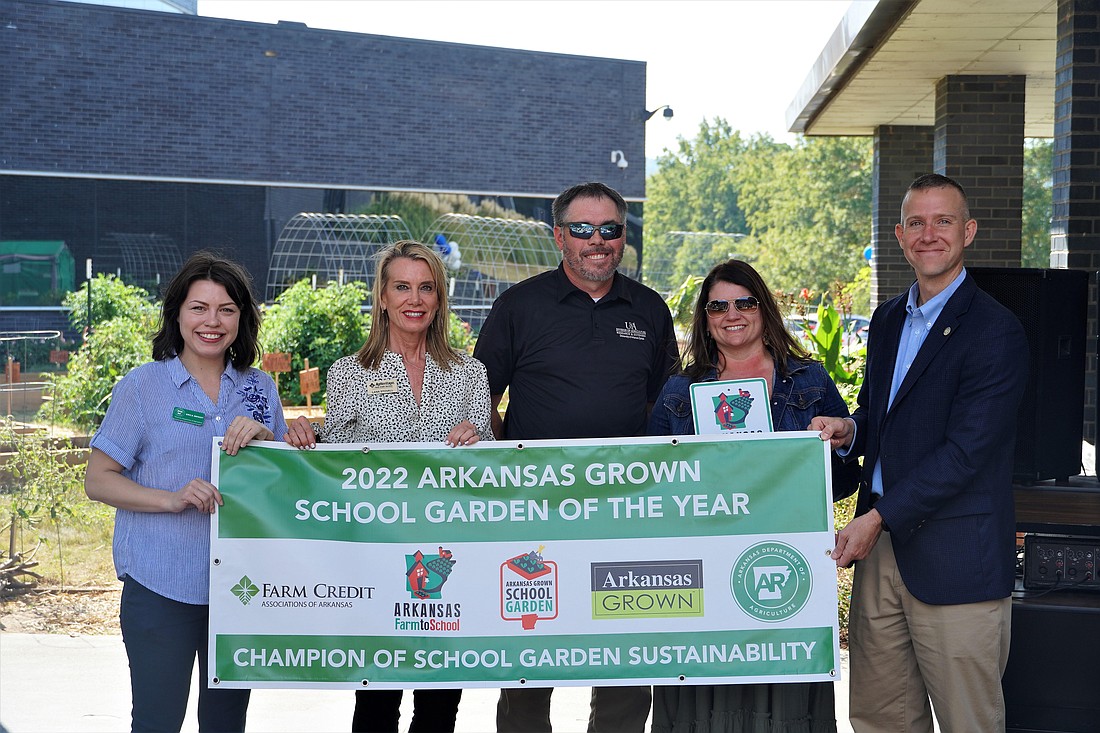 Sheridan Elementary School was named “Champion of School Garden Sustainability” by the Arkansas Department of Agriculture and Farm Credit Associations of Arkansas. Pictured (L-R) are Erica Benoit, Arkansas Department of Agriculture; Lana Stovall, AgHeritage Farm Credit Services; Grant County Extension Agent Brad McGinley, SES teacher Cindy Whitaker, and Arkansas Secretary of Agriculture Wes Ward.