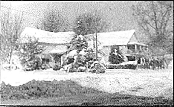 Aunt Bea Black’s apartment house can be seen in this un­dated photograph of Oak Street taken after a heavy snow­fall.