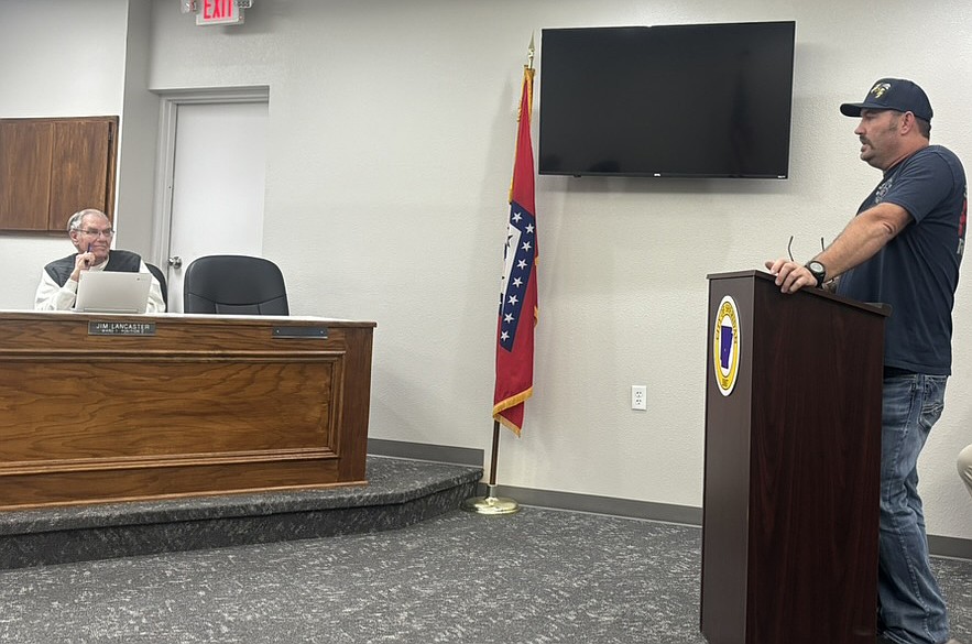 Fire Chief Ben Hammond speaks to the City Council, saying new fire trucks will be needed soon. (Photo: Gretchen Ritchey)